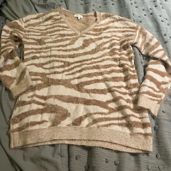 Grace and Lace sweater - Picture 4 of 8